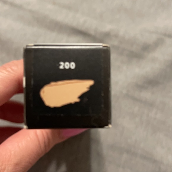 Fenty 200 Pro Filt'r Hydrating Longwear Foundation - Picture 3 of 5